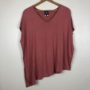 Bobeau Assymetrical Hem V-Neck Top